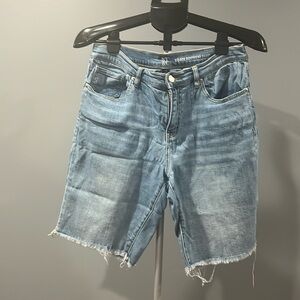 NY&CO * Mid-Rise Boyfriend Jean Shorts
